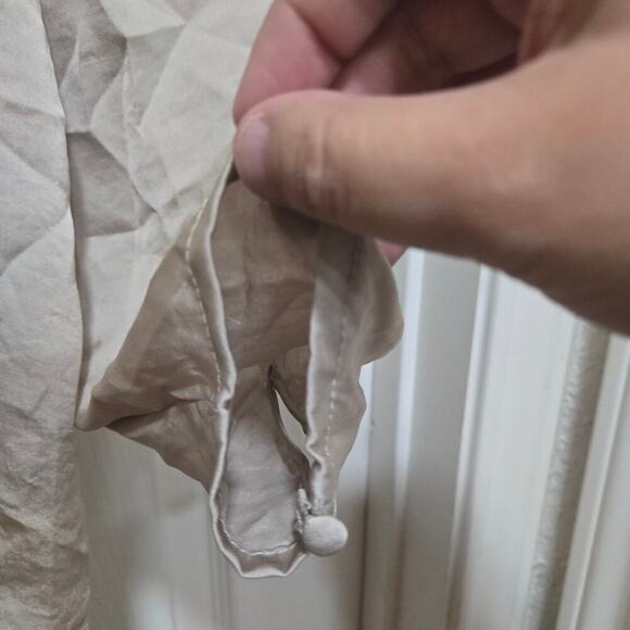 Carmen Marc Valvo Taupe Long Sleeve V-Neck Blouse Women’s Medium - Picture 4 of 8